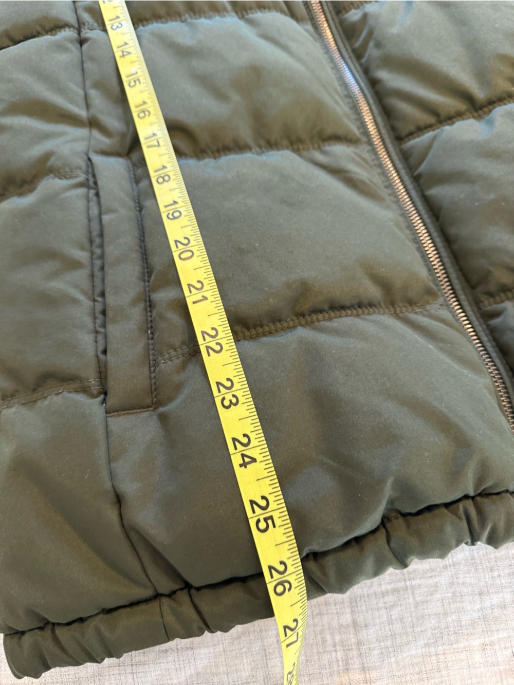 Old Navy Women's Olive Green Quilted Puffer Vest - Picture 4 of 6